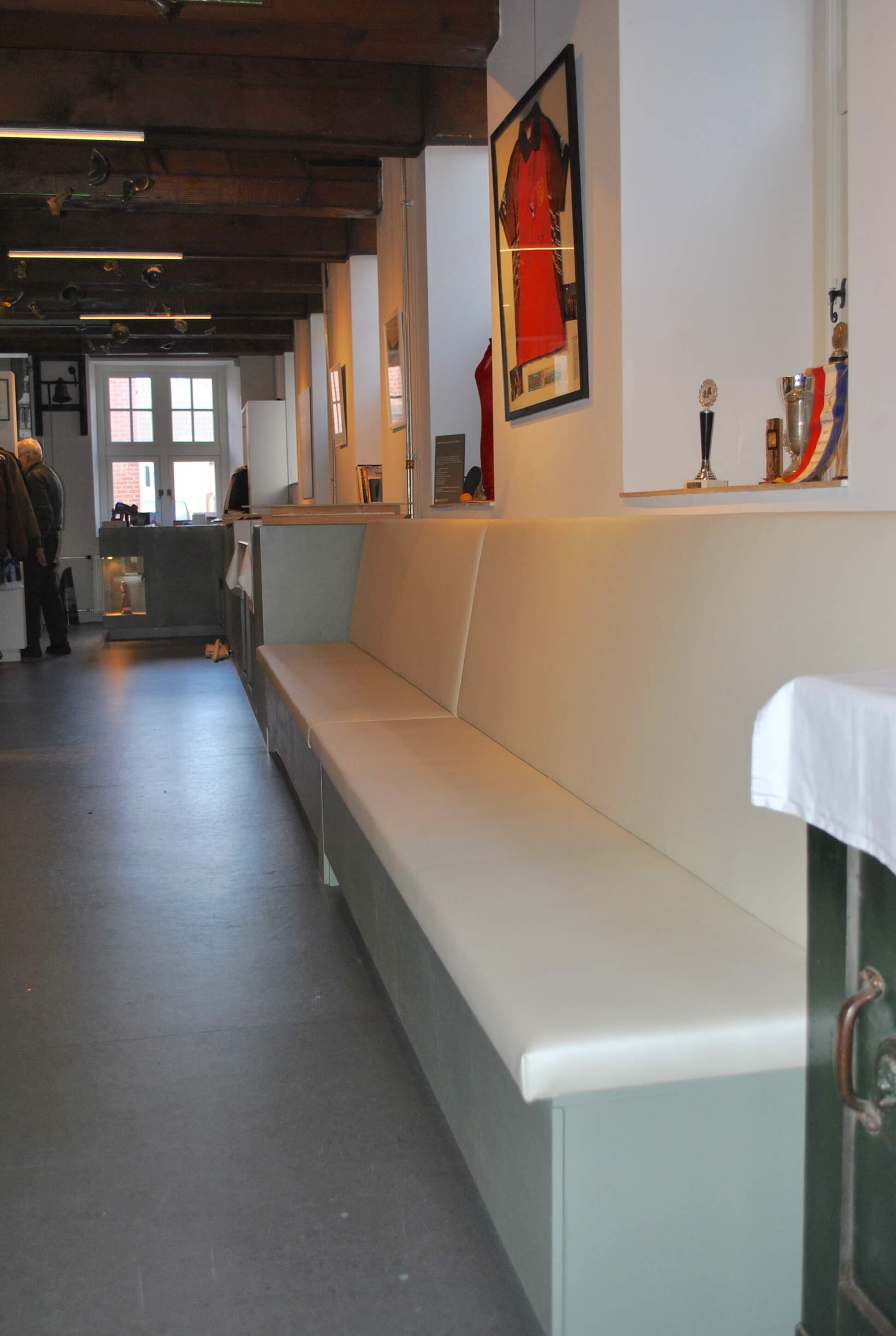 Maatwerk zitbanken in Museum Oud Nijkerk