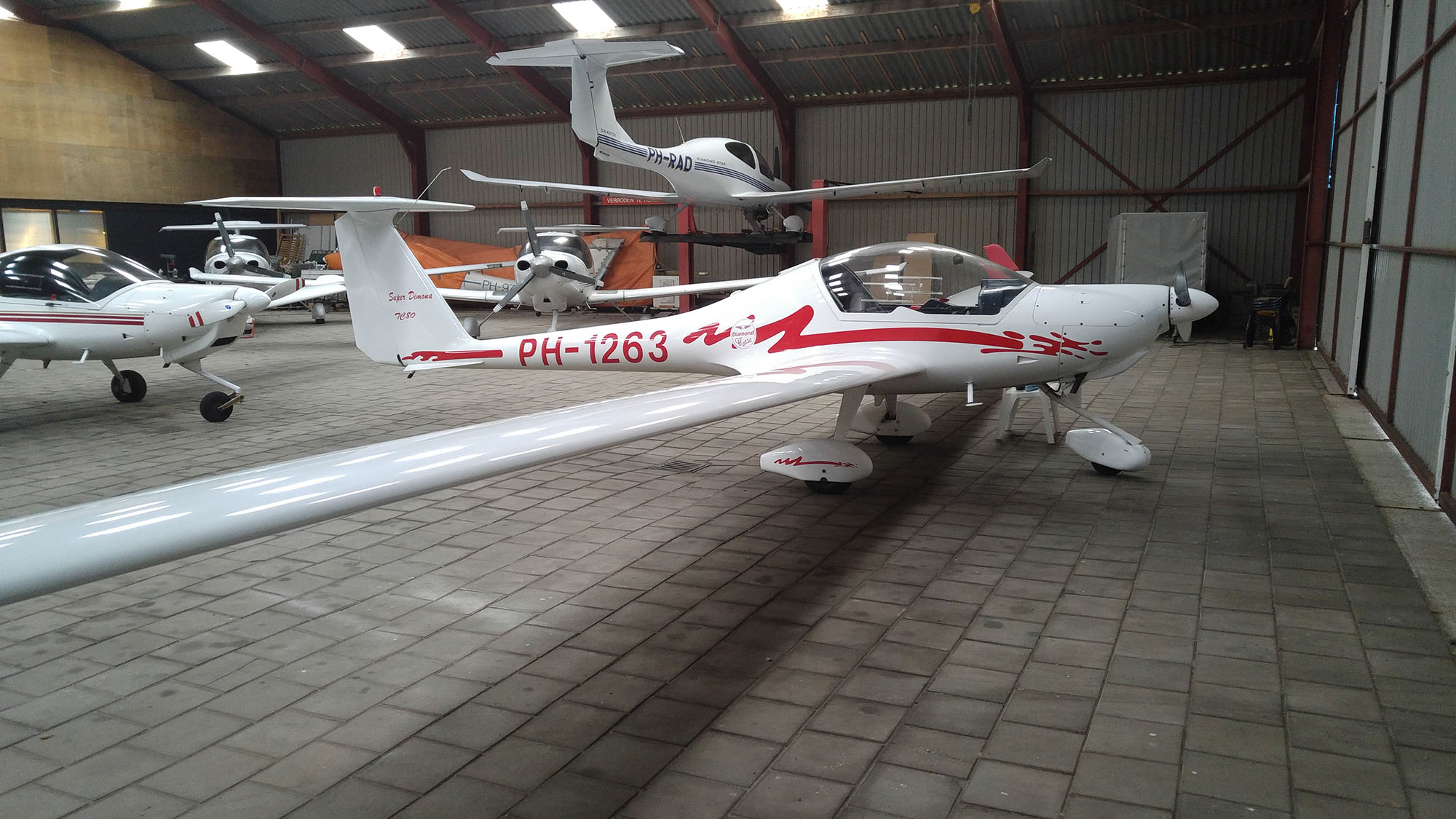 Sportvliegtuig in hangar, interieur gestoffeerd door Guliker